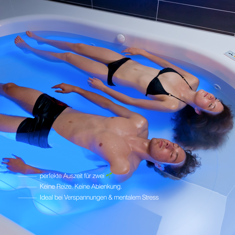 Paar floatet schwerelos im offenen Becken im Float Stuttgart